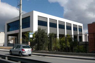 Επαγγελματικό κτίριο σε κεντρικό οδικό άξονα